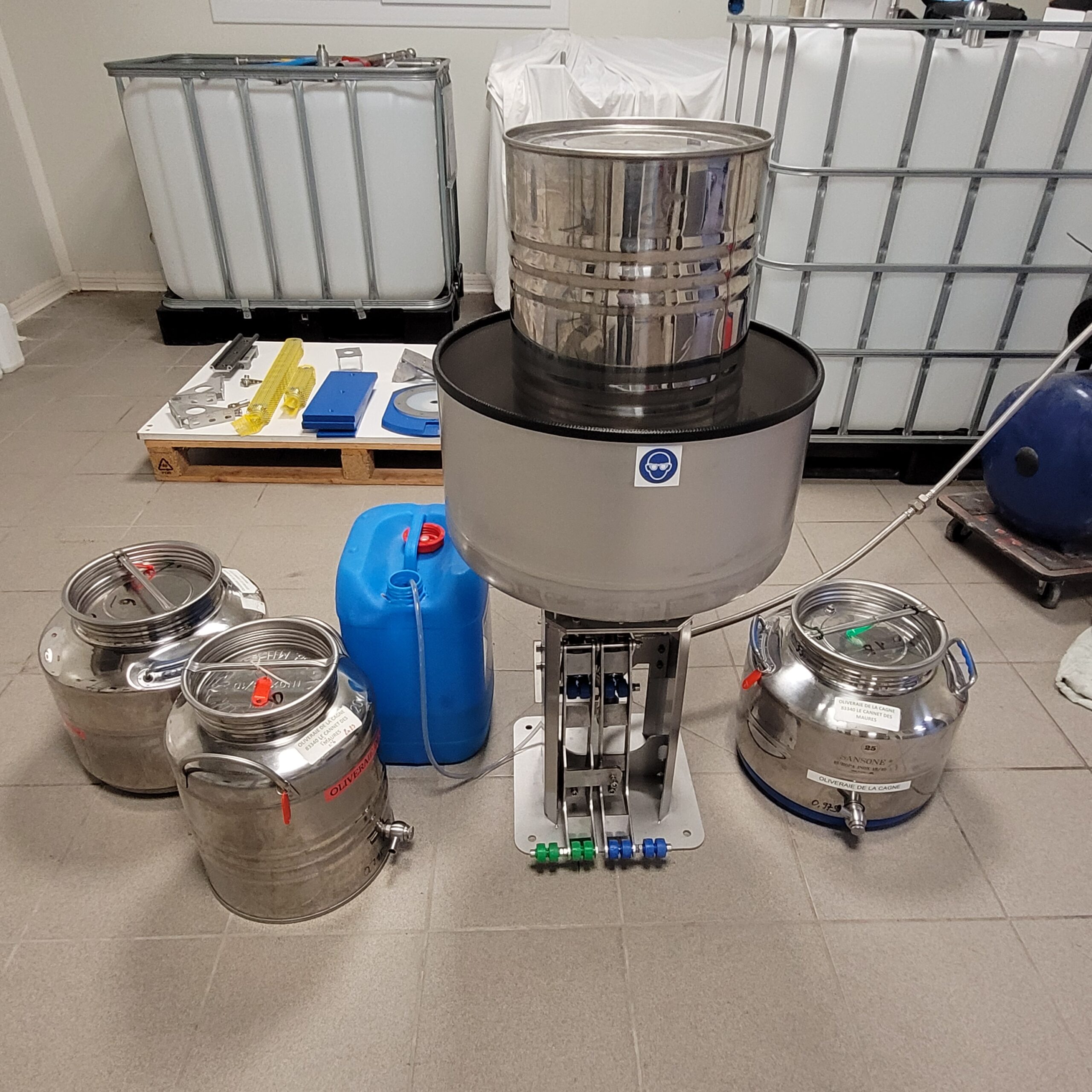 Système WTB 5V DCI entouré des fûts inox de Cosinvest